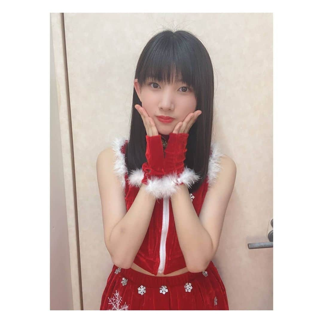 ukka【公式】さんのインスタグラム写真 - (ukka【公式】Instagram)「〜クリスマス衣装〜﻿ ﻿ ﻿ 昨日のライブで着たクリスマス衣装です🌲﻿ 靴下がめっちゃ可愛いの💗﻿ ﻿ #ukka #クリスマス #サンタ #衣装 #前髪 #芹澤もあ」12月17日 13時47分 - _ukka_official