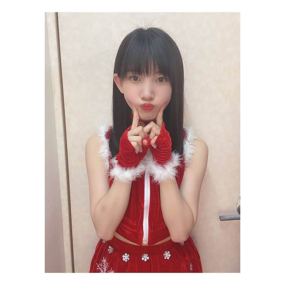 ukka【公式】さんのインスタグラム写真 - (ukka【公式】Instagram)「〜クリスマス衣装〜﻿ ﻿ ﻿ 昨日のライブで着たクリスマス衣装です🌲﻿ 靴下がめっちゃ可愛いの💗﻿ ﻿ #ukka #クリスマス #サンタ #衣装 #前髪 #芹澤もあ」12月17日 13時47分 - _ukka_official