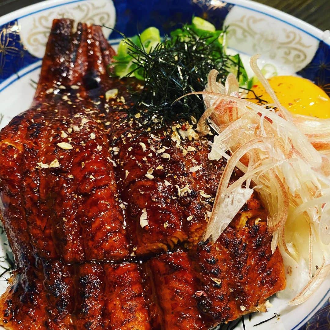 おっきゃがりのインスタグラム：「本日より始動❗️❗️ おっきゃがりランチ✨ 『うなぎ蒲焼とろろ丼』 ほんまに旨い鰻のふわふわの身を体感して下さい❤️🤤  昼飲み大歓迎✨‼️ テラス席のコタツで飲んじゃう〜❓  【営業時間変更のお知らせ】  平素より季楽酒場おっきゃがりのご利用ありがとうございます。 この度、新型コロナウィルス感染拡大防止のため、大阪市時短営業要請を受けまして、12月16日~12月29日までを下記の通り営業時間を変更させていただくこととなりました。 皆様にはご不便、ご迷惑をおかけしますが、何卒ご理解とご協力をお願い致します。  変更前：17:00～翌1:00  金、土、祝前：17:00〜翌3:00  変更後全日：12:00～21:00  時間を変更し、お昼からガンガン営業いたします。 ランチメニューも昼飲みもご用意しておりますので、時間変更後もぜひご利用ください。 ランチメニューに限りテイクアウト可能ですので是非よろしくお願い致します。  12月30日は17:00〜翌1:00まで営業予定ですので何卒よろしくお願いします。季楽酒場おっきゃがり　スタッフ一同。 TEL：06-6454-3511」