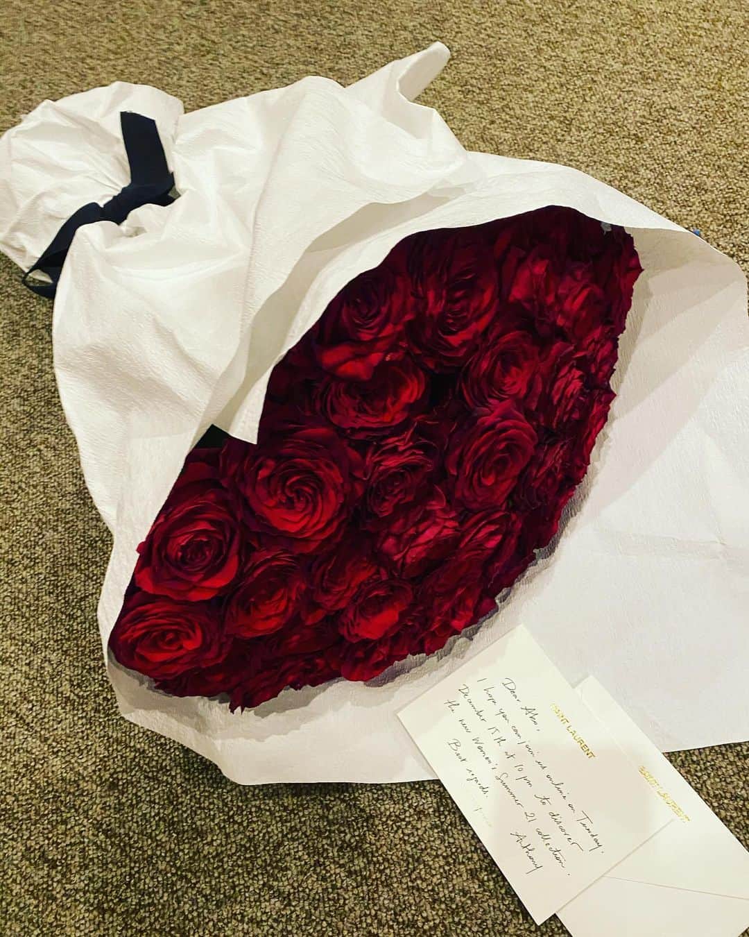 田中杏子さんのインスタグラム写真 - (田中杏子Instagram)「Beautiful roses 🌹from Anthony Vaccarello, a Creative Director of SaintLaurent for inviting a online fashion show SS21 🥰🥰 Theme was “I Wish You Were Here”❣️  https://youtu.be/4qCLjjGkBrw  サンローランのクリエイティブディレクター、アンソニー・ヴァカレロより、こんなに素敵な薔薇の花🌹が届いたよ^_^💓💓  サンローランを纏った美しいモデルたちが、砂丘をキャットウォーク。その姿をドローンがとらえた、オンラインファッションショウへのご招待でした。  砂丘を歩くモデルたちも、音楽も、映像も世界観全てがサンローランでした👏👏👏👏💓💓💓  #akotanaka #saintlaurent  #anthonyvaccarello」12月17日 13時49分 - akoakotanaka