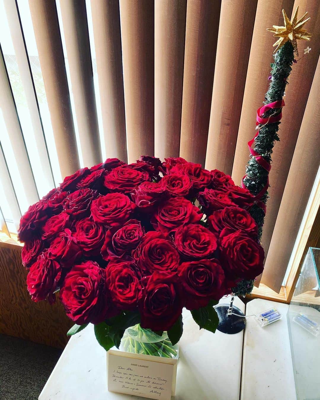 田中杏子さんのインスタグラム写真 - (田中杏子Instagram)「Beautiful roses 🌹from Anthony Vaccarello, a Creative Director of SaintLaurent for inviting a online fashion show SS21 🥰🥰 Theme was “I Wish You Were Here”❣️  https://youtu.be/4qCLjjGkBrw  サンローランのクリエイティブディレクター、アンソニー・ヴァカレロより、こんなに素敵な薔薇の花🌹が届いたよ^_^💓💓  サンローランを纏った美しいモデルたちが、砂丘をキャットウォーク。その姿をドローンがとらえた、オンラインファッションショウへのご招待でした。  砂丘を歩くモデルたちも、音楽も、映像も世界観全てがサンローランでした👏👏👏👏💓💓💓  #akotanaka #saintlaurent  #anthonyvaccarello」12月17日 13時49分 - akoakotanaka