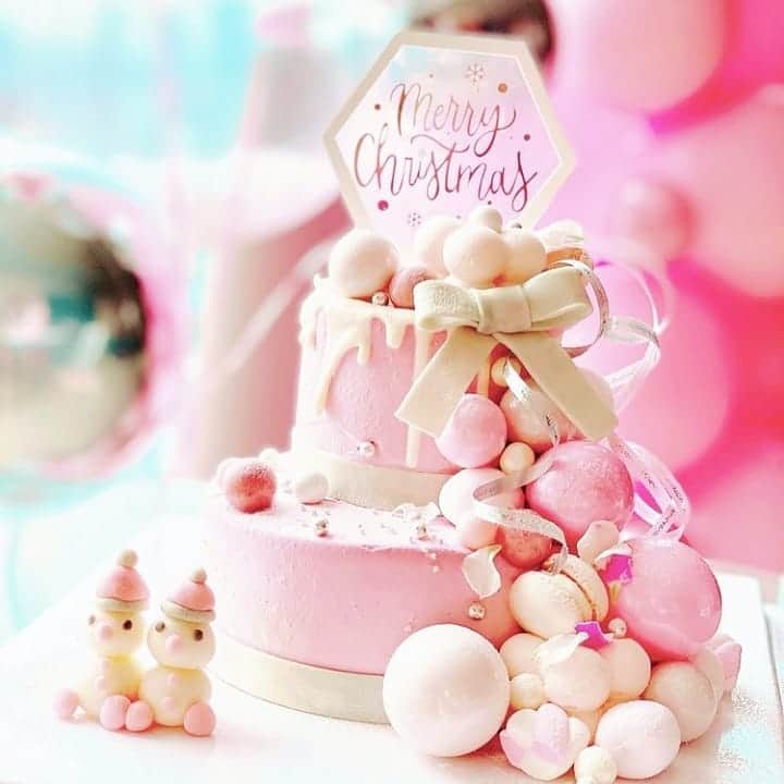 夜のケーキ屋さん♥Juli　(エディブルフラワー協会) さんのインスタグラム写真 - (夜のケーキ屋さん♥Juli　(エディブルフラワー協会) Instagram)「Pink Christmas💗🎄💗 クリスマスシーズン到来❄ピンクのクリスマスケーキを作らせていただきました😍 : リリカさんとしずかさんのクリスマスパーティー❄✨ @ririkakotobuki  @mutoshizuka0204  : しずかさんの素敵なおうちへお届け…✨🎄✨張り切ってRadyのワンピースを着ていきました😝💓 Rady愛用の皆さんみたいに上手に着こなせてないのだけど…しずかさんすごく優しくて嬉しかったです😳💓 : リリカさんがどんなケーキがよいか伝えてくれて、バルーンの写真も見せてくれたので、 すごくイメージしやすくて💗 バルーンの装飾に合わせたケーキを作りました💓 リリカさんの撮ってくれた写真も凄く綺麗で感動です✨ : クリスマスのカチューシャつけた、子供ちゃんたちもかわいくて、わんちゃんもかわいくて、 もう全部かわいいっ💞 いつもありがとうございます😭🍓✨ : #クリスマスケーキ#オーダーケーキ#Rady#夜のケーキ屋さん」12月17日 13時49分 - juli_sasa