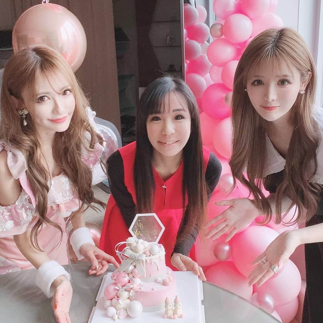 のインスタグラム：「Pink Christmas💗🎄💗 クリスマスシーズン到来❄ピンクのクリスマスケーキを作らせていただきました😍 : リリカさんとしずかさんのクリスマスパーティー❄✨ @ririkakotobuki  @mutoshizuka0204  : しずかさんの素敵なおうちへお届け…✨🎄✨張り切ってRadyのワンピースを着ていきました😝💓 Rady愛用の皆さんみたいに上手に着こなせてないのだけど…しずかさんすごく優しくて嬉しかったです😳💓 : リリカさんがどんなケーキがよいか伝えてくれて、バルーンの写真も見せてくれたので、 すごくイメージしやすくて💗 バルーンの装飾に合わせたケーキを作りました💓 リリカさんの撮ってくれた写真も凄く綺麗で感動です✨ : クリスマスのカチューシャつけた、子供ちゃんたちもかわいくて、わんちゃんもかわいくて、 もう全部かわいいっ💞 いつもありがとうございます😭🍓✨ : #クリスマスケーキ#オーダーケーキ#Rady#夜のケーキ屋さん」