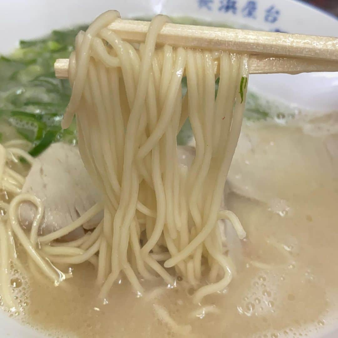 本谷亜紀さんのインスタグラム写真 - (本谷亜紀Instagram)「福岡ラーメン二杯目☺️長浜ラーメン👏なんと490円！！極細麺の喉越しの良さったらないね！！ #一心亭　#長浜ラーメン  #ラーメン #らーめん #拉麺 #라면#ramen#noodle  #つけ麺 #まぜそば #汁なし #麺 #麺活 #ラーメン巡り #ラーメンインスタグラマー #麺スタグラム #rameninstagramer  #travel #foodiegram」12月17日 13時54分 - akichi0518_ramen