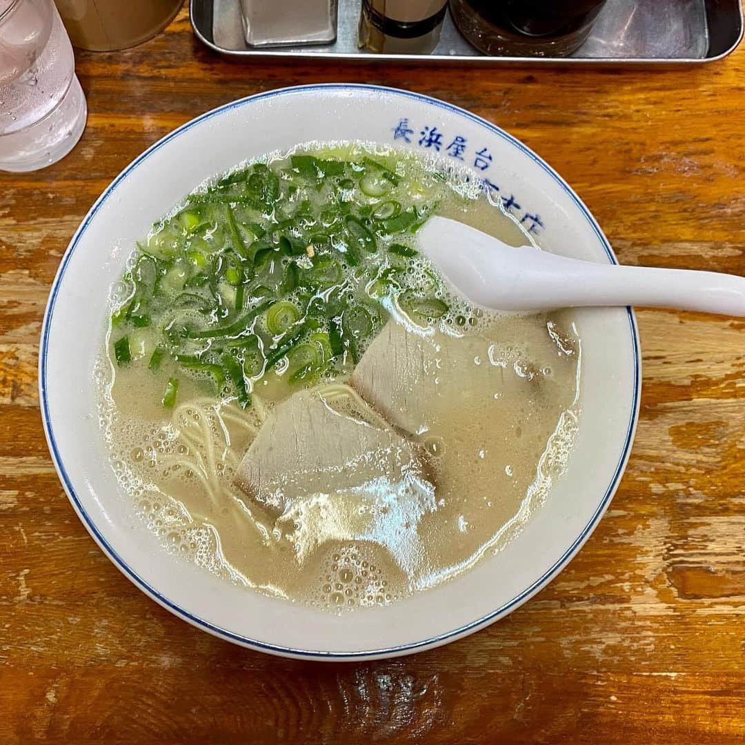 本谷亜紀さんのインスタグラム写真 - (本谷亜紀Instagram)「福岡ラーメン二杯目☺️長浜ラーメン👏なんと490円！！極細麺の喉越しの良さったらないね！！ #一心亭　#長浜ラーメン  #ラーメン #らーめん #拉麺 #라면#ramen#noodle  #つけ麺 #まぜそば #汁なし #麺 #麺活 #ラーメン巡り #ラーメンインスタグラマー #麺スタグラム #rameninstagramer  #travel #foodiegram」12月17日 13時54分 - akichi0518_ramen