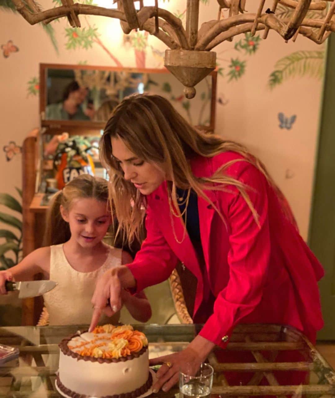 のインスタグラム：「Who else feels funky in the festive season? Here I'm dividing up our amazing @erinmckennasbakery cake over thanksgiving, with my beautiful niece in law, Wren. Looking back at this image deep reflections began to surface. Something I have often struggled with is how to divide my energy, to make sure everyone receives a slice of love and my time. It’s that one thing (and for those who know me, know this about me) that I still get caught up in. I have friends that feel like I’m not maintaining my end of the friendship.I feel anxious about how to be there for everyone, at the capacity that feels necessary or what would feel good to them and still uphold my own well-being and purpose driven aspirations in life.  I’m one of those people that loves and needs their own time & also loves so many people. I have joked and truly wished, that if only there was 100 of me, I’d finally be able to show up for everyone, myself and the world, the way I want to. The Holiday season often exaggerates all of these feelings around not being enough, giving enough, having enough, being let down or letting others down. It feels extra challenging to stay balanced amongst it all to the point that I just want to run away, does anyone else ever feel this way? I know it's different for everyone, for some it may bring up the opposite- loneliness and lack of people, missing past lovers, old friends or family we don't speak to or our loved ones past, not being able to be home or afford gifts etc, regardless, this time of year brings up a lot of feelings, especially around lack. It can be crippling, even paralyzing. I'm realizing and practicing the mindset that it's not about these predicaments and first response reactions, even though they appear to feel and be so real. It may sound cliché but it's about love and our capacity to expand into more of it. I realize in my resistance, I end up begrudgingly wearing myself thin and show up to everything as best I can to make everyone else happy. However, from this space, I never make anyone actually feel connected and joyful and it sure as hell doesn't feel good for me. Continue in comments...」
