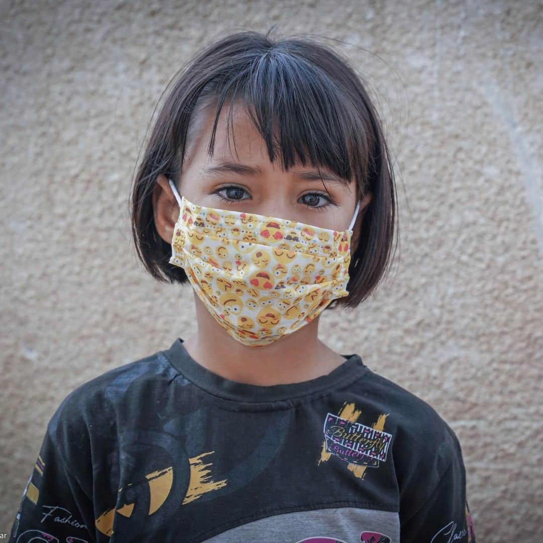 unicefさんのインスタグラム写真 - (unicefInstagram)「These children are wearing masks to slow the spread of COVID-19 in Iraq. Here are some tips to remember when putting them on.⠀ ⠀ 👏 Wash your hands with soap and water before touching the mask. ⠀ ⠀ 💧 Make sure the mask is clean. Check it for tears or holes. Don’t wear it if it's dirty or damaged.⠀ ⠀ ⭐️ Adjust the mask to securely cover your mouth, nose and chin, leaving no gaps on the sides.⠀ ⠀ 🌬️ Make sure it is comfortable to breathe.⠀ ⠀ @unicef_iraq @anmar_rfaat」12月17日 14時05分 - unicef