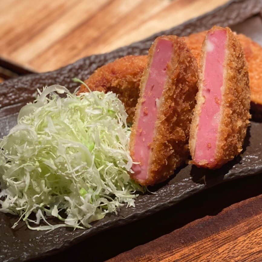 のインスタグラム：「. 厚切りハムカツ‼️  三盃のハムカツは何と厚さが1cmもあります😍 食べ応え抜群！しっかりとした歯応えと 肉の旨みがたっぷりと味わえますよ(^o^)v🍖  衣はサクサク、中は分厚くジューシーな三盃のハムカツ♡ おすすめです！  本日も皆様のご来店をお待ちしております😆🏮  ------------------------------------- 居酒屋 三盃 📞03-6451-2330 目黒区上目黒3-6-5 中目ビル1階 ■営業時間 月〜金　17:30-22:00 日・祝　17:30-22:00 ------------------------------------- #LDHkitchen #中目黒 #三盃 #中目黒高架下 #居酒屋 #中目黒居酒屋 #日本酒 #lemonsoursquad #コロナ対策実施店 #レモンサワー #焼鳥 #ハムカツ #厚切りハムカツ #ビール #おつまみ#日本酒好き」