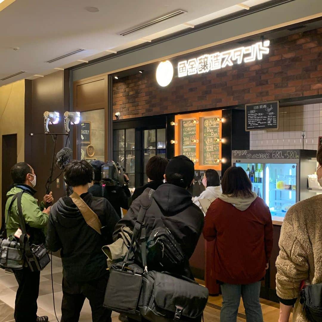 のインスタグラム：「先日神田スクエアにあります 魚金醸造スタンドにて 撮影おこなわれました！  なれない撮影に 醸造家も緊張気味😁  番組は今週土曜日19日 王様のブランチ内 ごはんクラブという コーナーにて放映いたします  ぜひご覧ください😊  #魚金 #神田スクエア#神田グルメ #クラフトビール好き #神保町グルメ #小川町グルメ #クラフトビール #王様のブランチ」