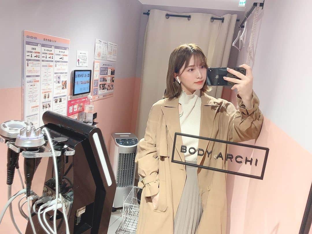 のインスタグラム：「テレビ愛知「黒ちゃんねる」でロケに行かせてもらった セルフエステサロン #BODYARCHI さんに私も実際に通わせていただいております✨ . オンエアを観てくださった方ならご存知かと思いますが、BODY ARCHIは、エステ業界やサロンオーナーからNo.1の評価を獲得した最先端エステマシン「フォースカッター」を全店・全個室に導入していて、その機械がなんと会員なら使い放題！！場所も名駅と栄にあるので通いやすいです😊 . 私の場合、フェイスラインの効果がすぐ出たので撮影前やライブ前にぴったりだな〜☺️✨  #ボディアーキ #黒ちゃんねる #セルフエステ #セルフエステサロン」