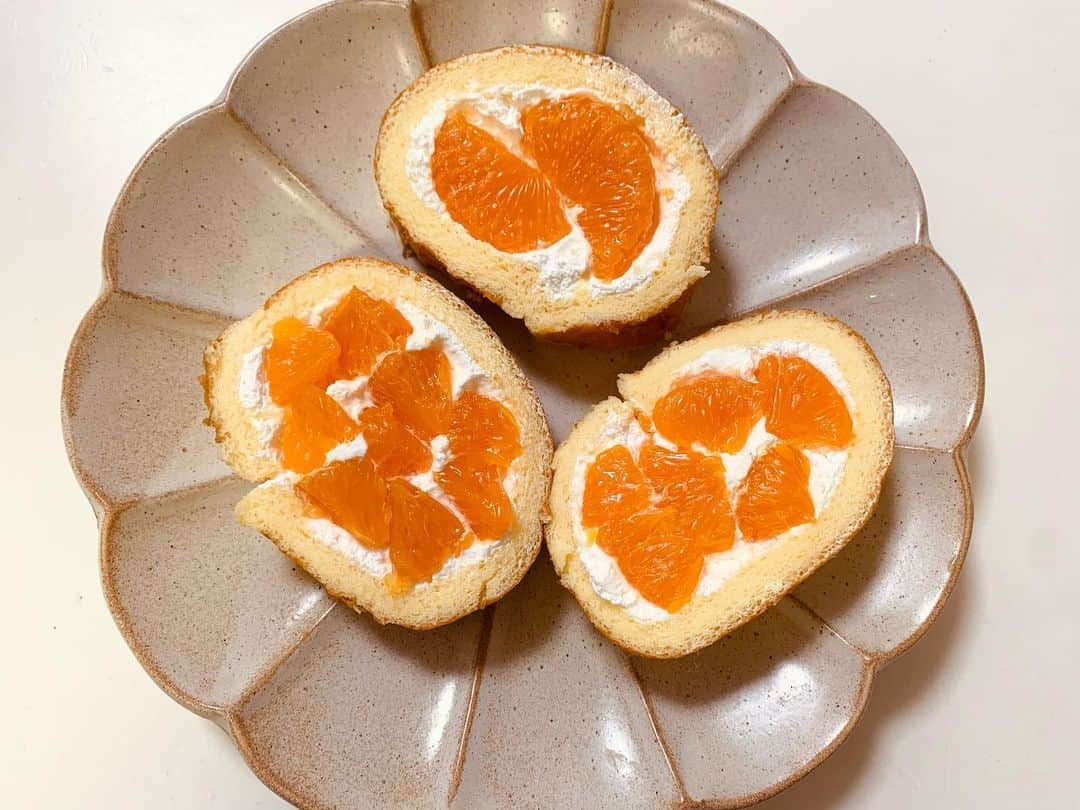 秋山ゆずきのインスタグラム：「. . なんちゃってフルーツサンド〜🍊  家にあったロールケーキに 頂いたミカンのっけて 最近ハマってるフルーツサンド風に してみました！  不格好で可愛い！ 子供の創作料理みたい！ って自分で褒める🍊🎂  絶対一緒に食べた方が美味しい🍊  とか言ってるけどミカンの皮剥きながら ミカンぱくぱく食べちゃった。  今年クリスマスケーキぢゃなくて フルーツサンドが良いなあ  クリスマスまで後1週間！ そして今年はあと2週間！  なんか誕生日前とか クリスマスとか年越しとか無駄にソワソワするけど ソワソワ楽しみながら 毎日すごしましょ  そわそわって可愛い  そわそわ  またね‪‪☺︎‬  #なんちゃって #フルーツサンド #ロールケーキ に #みかん 乗せただけ #みかん は 焼肉屋さんで貰ったのと 現場で貰った🍊 最近みんなみかんくれる😳 #クリスマスケーキ みんな決めた？」