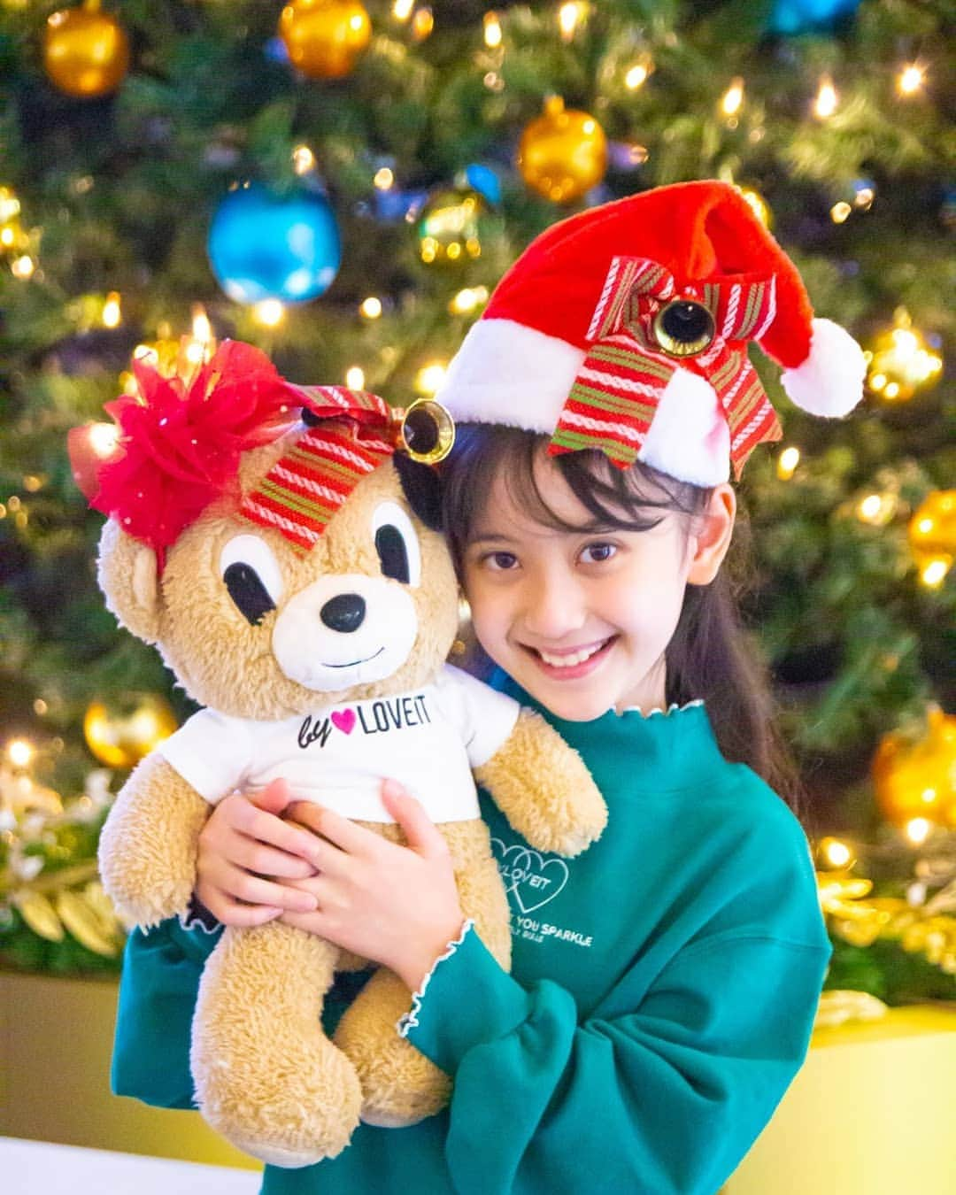 出井愛華さんのインスタグラム写真 - (出井愛華Instagram)「🎄🎁🐻バイラビでXmasコーデ🐻🎁🎄  アイカにラビ子ちゃんぬいぐるみをプレゼント💕💕🐻🎁  ラビ子ちゃん、この日アイカを驚かせるために、アイカにはヒミツでおうちに隠れていました笑😋  アイカ念願❣❣憧れのラビ子ちゃんぬいぐるみ〜❣❣ 高い高いしてあげて、 毛をとかして(？)あげて、 服を着せてあげて、 この日以来、アイカと一緒に寝てます😊💖  アイカ「ビビちゃんも発売してほしい〜❣❣😍」  #バイラビインスタガール AIKA #小学3年生 #9歳女の子 136cm トップス140/ボトムス150着用  #バイラビ #バイラビット #byLOVEiT #ナルミヤインターナショナル #ナルミヤオンライン #2020aw   #クリスマス #クリスマスツリー #クリスマスプレゼント #Christmas #ChristmasTree #ChristmasPresent #Xmas」12月17日 14時19分 - aika_n_n