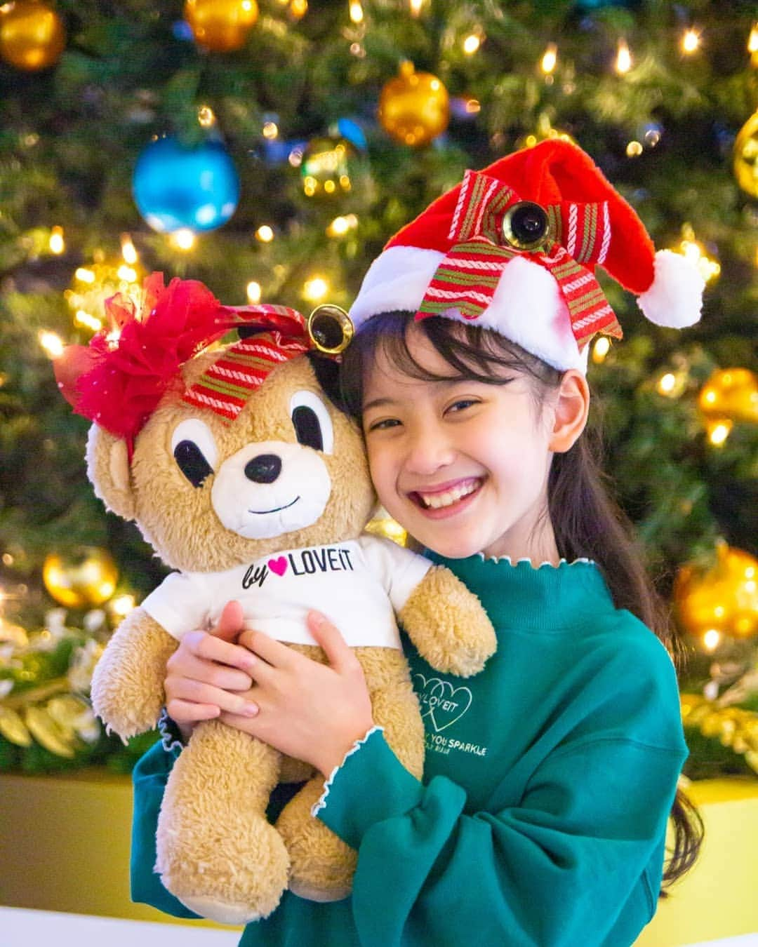 出井愛華さんのインスタグラム写真 - (出井愛華Instagram)「🎄🎁🐻バイラビでXmasコーデ🐻🎁🎄  アイカにラビ子ちゃんぬいぐるみをプレゼント💕💕🐻🎁  ラビ子ちゃん、この日アイカを驚かせるために、アイカにはヒミツでおうちに隠れていました笑😋  アイカ念願❣❣憧れのラビ子ちゃんぬいぐるみ〜❣❣ 高い高いしてあげて、 毛をとかして(？)あげて、 服を着せてあげて、 この日以来、アイカと一緒に寝てます😊💖  アイカ「ビビちゃんも発売してほしい〜❣❣😍」  #バイラビインスタガール AIKA #小学3年生 #9歳女の子 136cm トップス140/ボトムス150着用  #バイラビ #バイラビット #byLOVEiT #ナルミヤインターナショナル #ナルミヤオンライン #2020aw   #クリスマス #クリスマスツリー #クリスマスプレゼント #Christmas #ChristmasTree #ChristmasPresent #Xmas」12月17日 14時19分 - aika_n_n