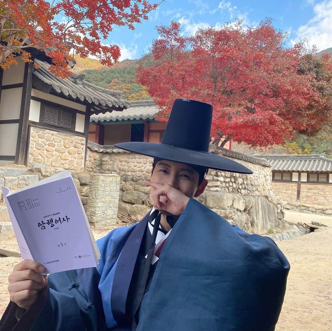 シン・ジフンのインスタグラム：「이뻤던 가을단풍🍂  #암행어사 #최도관」