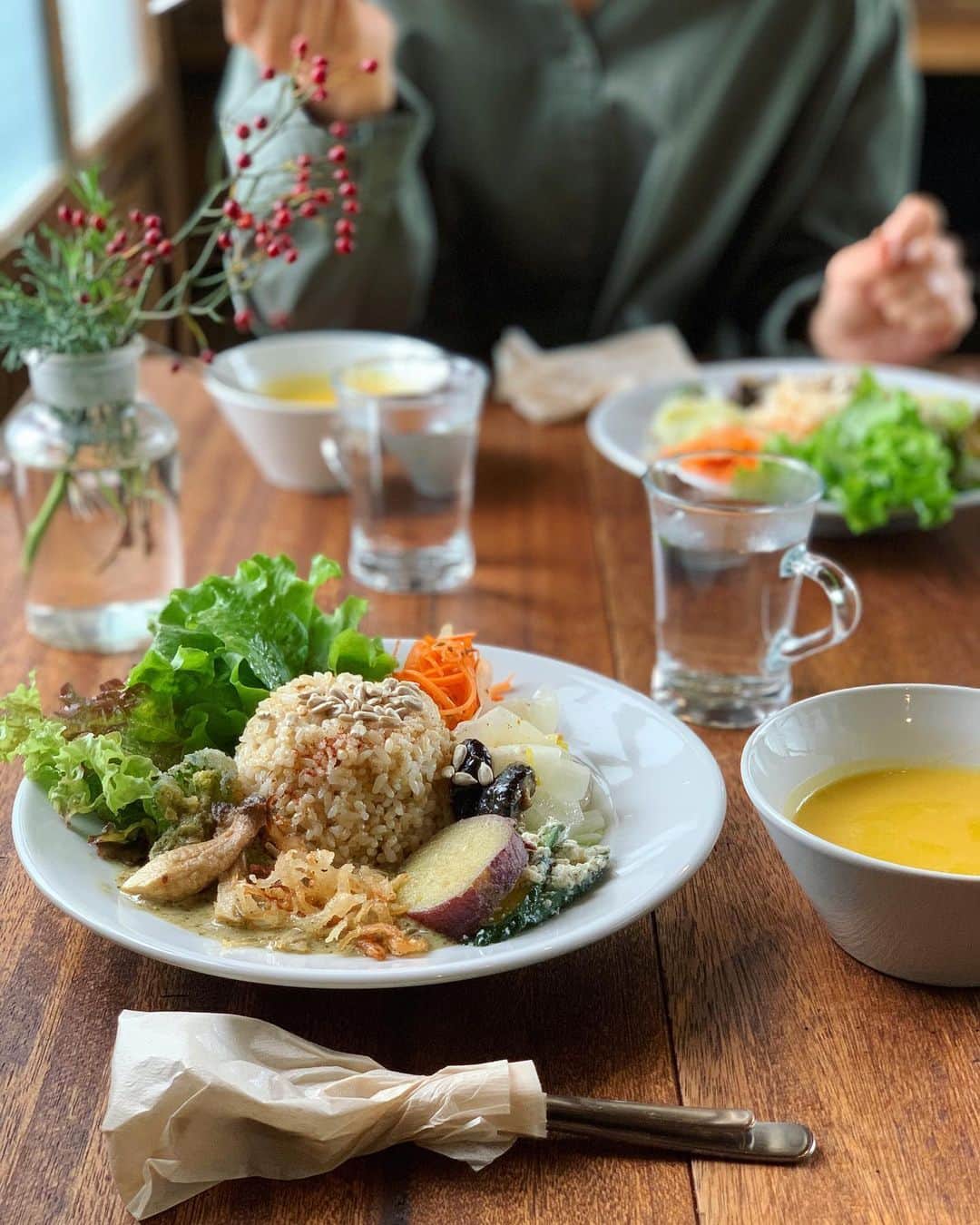 のインスタグラム：「少し前　 やっと ゆっくり会いたいと思っていたお友だちと、のんびりとランチに行けました。 ずっと 行きたいと思っていた念願の @tateyokokitchen  さん。 ひとつひとつ心のこもった オーガニックの手づくりプレートは、全てが大好きなお味で大感動。 居心地のよい素敵な空間に、おひとりさまは苦手ですが、ここなら行けそう！と思ってしまいました。 来年は、おひとりさまデビューできるような大人になることを目標にがんばります😂」