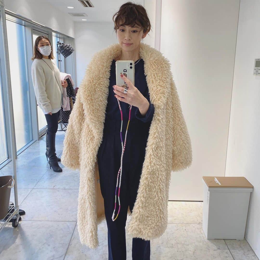 畑野ひろ子のインスタグラム：「今日は、展示会でオーダーしていた　@think_fur のコートで。  後ろに、スタイリストの　@satominsan 😁」