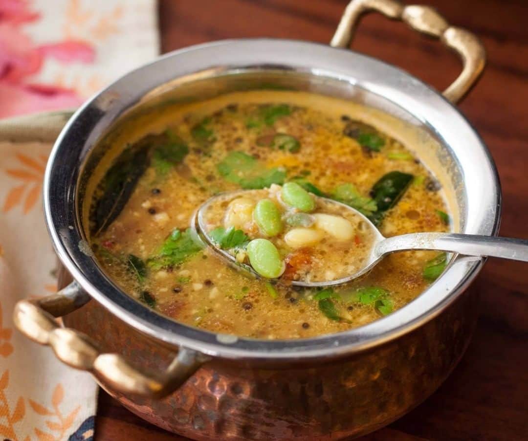 Archana's Kitchenさんのインスタグラム写真 - (Archana's KitchenInstagram)「Mysore Style #Avarekalu Rasam Recipe is a comforting rasam recipe made from avarekalu beans and freshly ground rasam masala, that lends a lovely aroma. This will just take 30 minutes of your time to prepare and can be had hot with stemed rice and papad by the side :) Get the recipe from the smart.bio link in my profile @archanaskitchen」12月17日 14時30分 - archanaskitchen