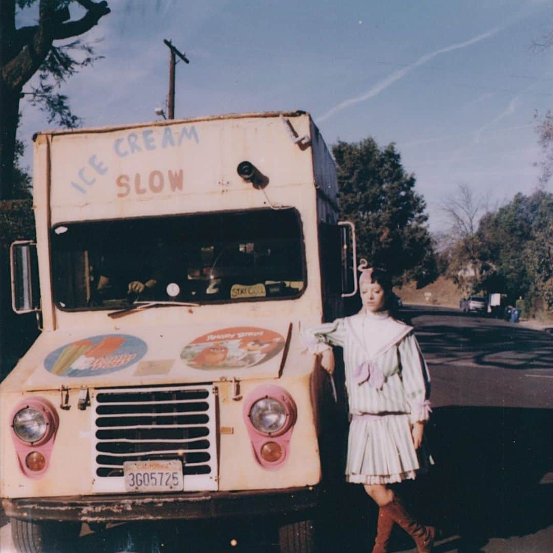 メラニー・マルティネスのインスタグラム：「🧚🏼‍♀️🍦REMINDER: TOMORROW “CAN’T WAIT TILL I’M OUT OF K-12” STREAMS!!🍦🧚🏼‍♀️ link in bio」