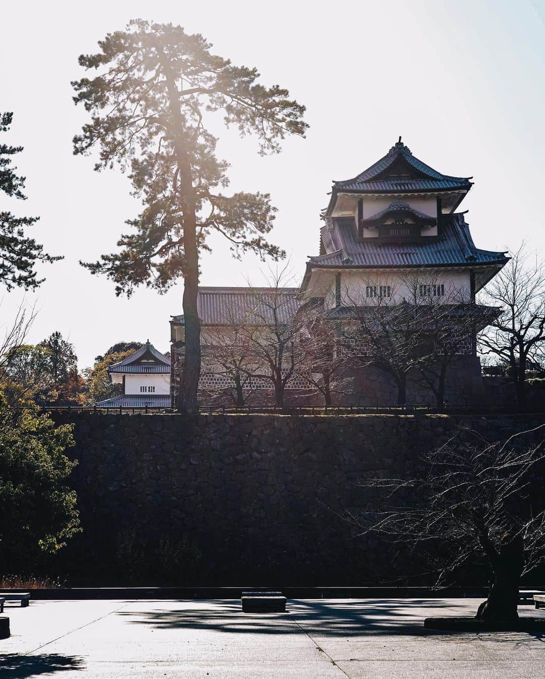 Naokoさんのインスタグラム写真 - (NaokoInstagram)「KANAZAWA..🍁兼六園 * 美しい街、金沢。  金沢は美味しいもの沢山あって 観光もゆっくりできるし 古き良き建物もいっぱいある。 歴史好きにはたまらない浪漫の香りが 随所に漂う魅力的な場所。  #hyattcentrickanazawa  #hyatthousekanazawa  #金沢」12月17日 14時31分 - chiaoking