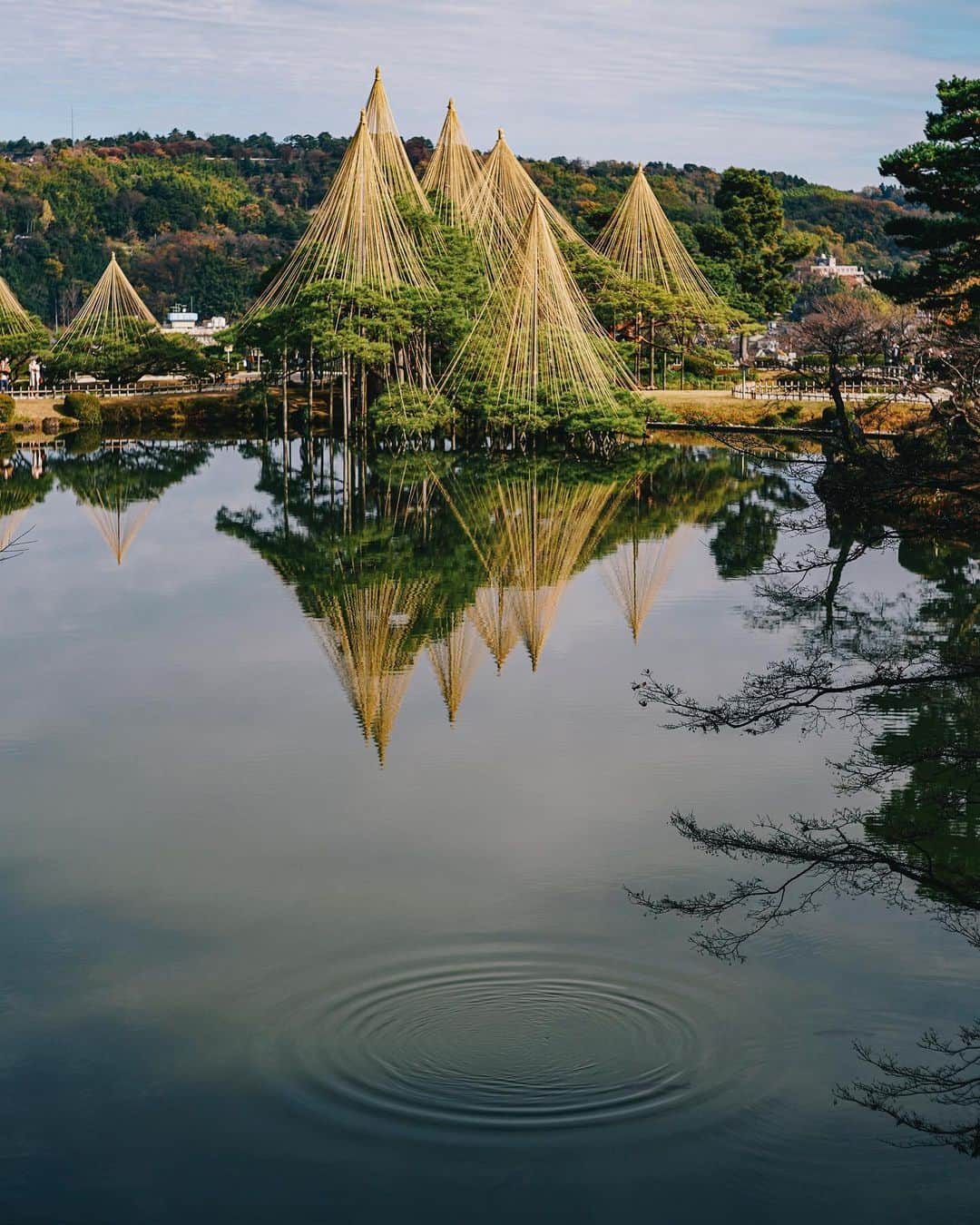 Naokoのインスタグラム：「KANAZAWA..🍁兼六園 * 美しい街、金沢。  金沢は美味しいもの沢山あって 観光もゆっくりできるし 古き良き建物もいっぱいある。 歴史好きにはたまらない浪漫の香りが 随所に漂う魅力的な場所。  #hyattcentrickanazawa  #hyatthousekanazawa  #金沢」