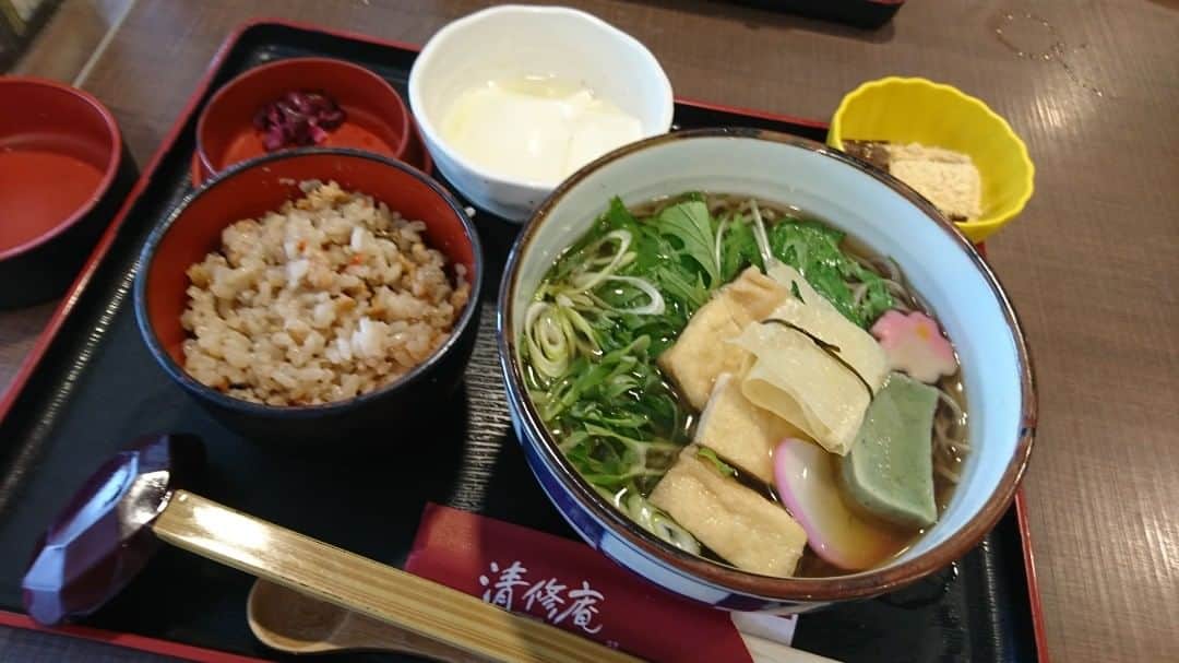 関西LIFE－homelife－のインスタグラム：「【京都府・嵐山】 桂川を眺めながら食事ができる【かづら野 清修庵】 . 京都定番の観光スポット・嵐山にあるお食事処です♪ 暖かいお蕎麦が気分だったのでセットでいただきました(^^) お店自慢の湯豆腐も味わえて満足です☆ . . @homelife_local では #homelife_京都 では京都のいいところを紹介していきます。みなさんの大好きな京都を教えてください。 . . #かづら野 清修庵 #嵐山 #そば #清修庵 #湯豆腐 #和食 #温そば #定食 #湯葉 #豆腐 #桂川 #炊き込みご飯 #京都 #景色 #渡月橋 #京都おでかけ #京都女子会 #京都 #京都旅行 #京都観光 #そうだ京都行こう #観光 #旅行 #京都 #kyoto #japan #japantrip #japantrip2020」