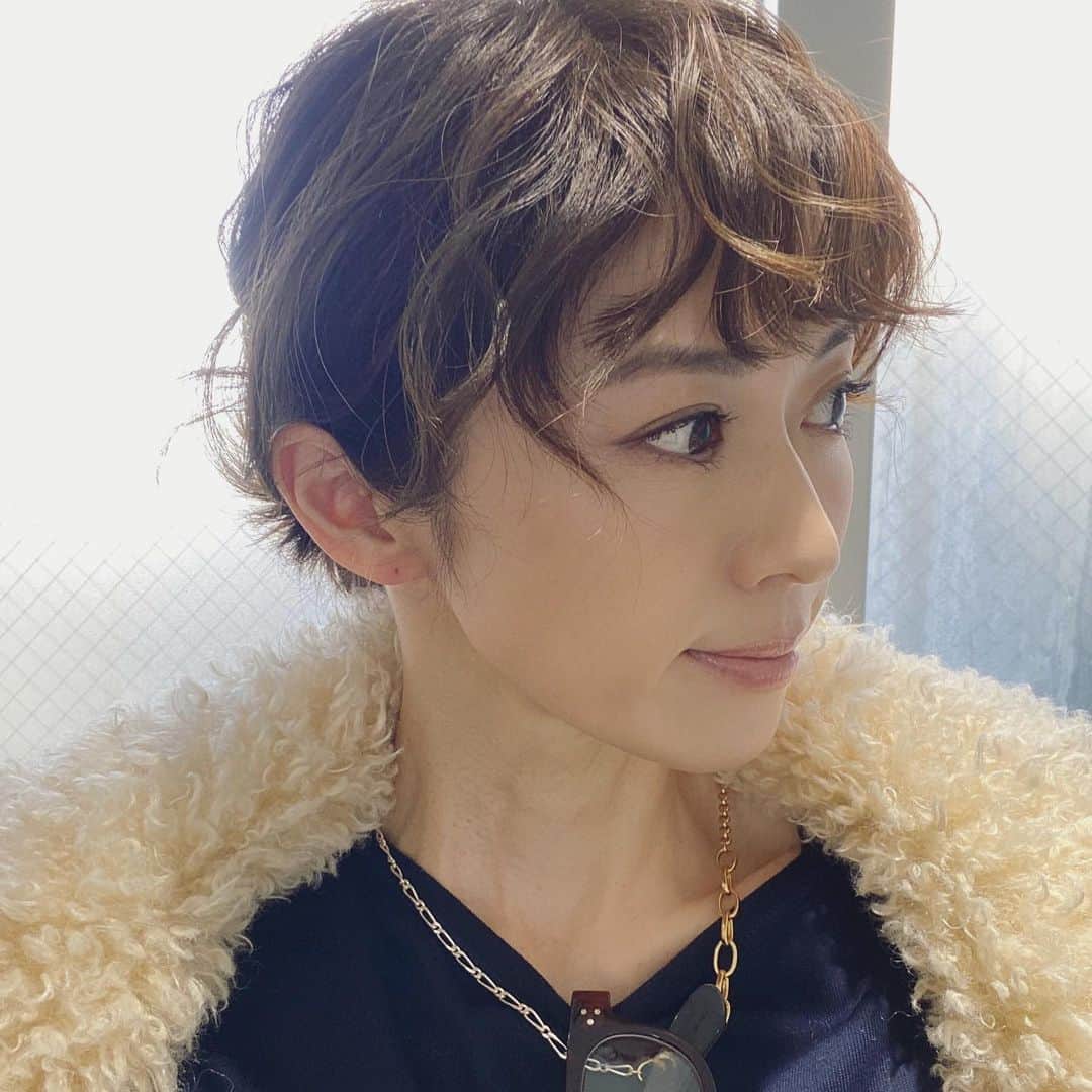 畑野ひろ子のインスタグラム：「今日のヘアメイクのRYOさんが作ってくれた前髪、真似してみよう😊 前髪のニュアンス一つで雰囲気かわりますね。」