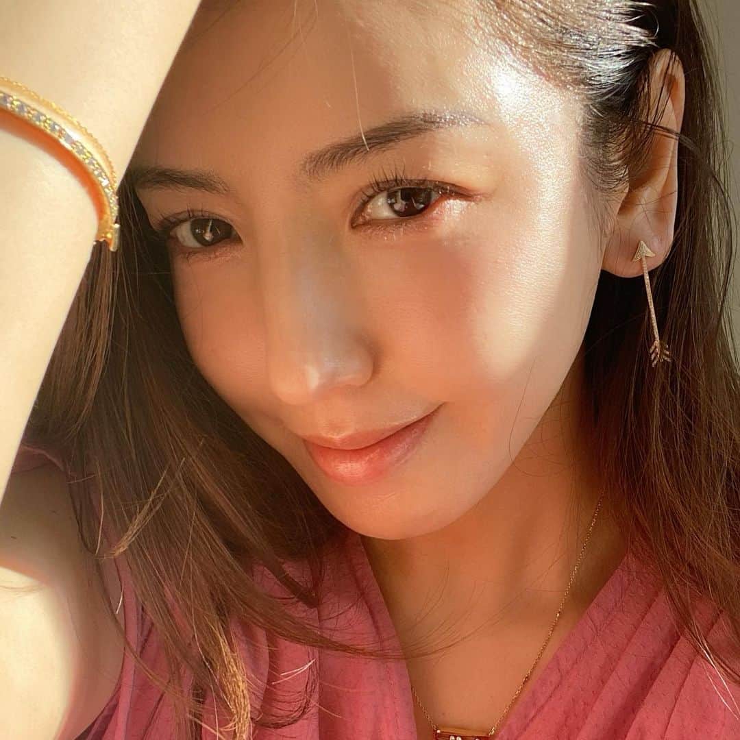 美香さんのインスタグラム写真 - (美香Instagram)「@christinaginza にて @izumi_nishide さんに眉毛アートの気になる部分のお直しと、 今回はリップアートをしていただきました💋 ビューティーの撮影もあるので色味は唇と同じナチュラルカラーで、ボヤけていたラインや色むらを気にならないよう整えてもらいました。 眉毛もリップもマスカラもなし。セルフメイクがとても楽になりました♡ （この写真は透明のリップクリームは付けています♡） まつ毛パーマは　@theconrat ♡」12月17日 14時47分 - mikaofficial99