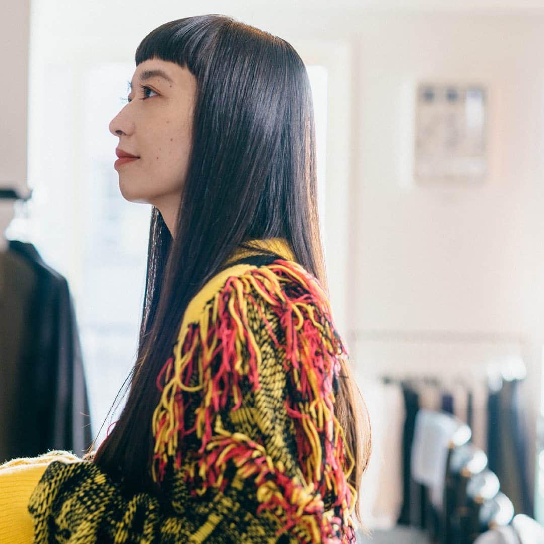 株式会社 MILBON（ミルボン）さんのインスタグラム写真 - (株式会社 MILBON（ミルボン）Instagram)「新企画スタート。MY HAIR iDは、スタイルを持つ女性たちの日常を通して、髪への美意識を紹介するコンテンツです。第一弾はクリエイティブコンサルタントの市川渚さん( @nagiko )。﻿ ﻿ "「さらさら」とか「しっとり」ではなく、重さのある「パラパラッ」とした髪質が理想。"﻿ ﻿ と語る、彼女の髪への美意識に迫ります。﻿ ﻿ ※本コンテンツは、ミルボン商品がオンラインで購入できるサービス「milbon:iD」内にて公開されています。milbon:iDは、サロンにて対面カウンセリングを受けた方のみが利用できる、milbon公式のオンラインストアです。」12月17日 14時41分 - milbon.japan