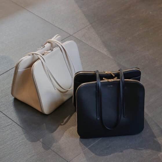 haunt Daikanyamaさんのインスタグラム写真 - (haunt DaikanyamaInstagram)「・ ・ THE ROW TR3 @therow  .﻿ .﻿ .﻿ #haunt#hauntdaikanyama﻿ #2021fw#newarrival﻿ #therow #bag #shoulderbag  #ハウント#ハウント代官山﻿ #新作#ファッション﻿ #ザロー #バッグ #ショルダーバッグ #レザー #スクエア #ラウンドファスナー」12月17日 14時48分 - haunt_daikanyama