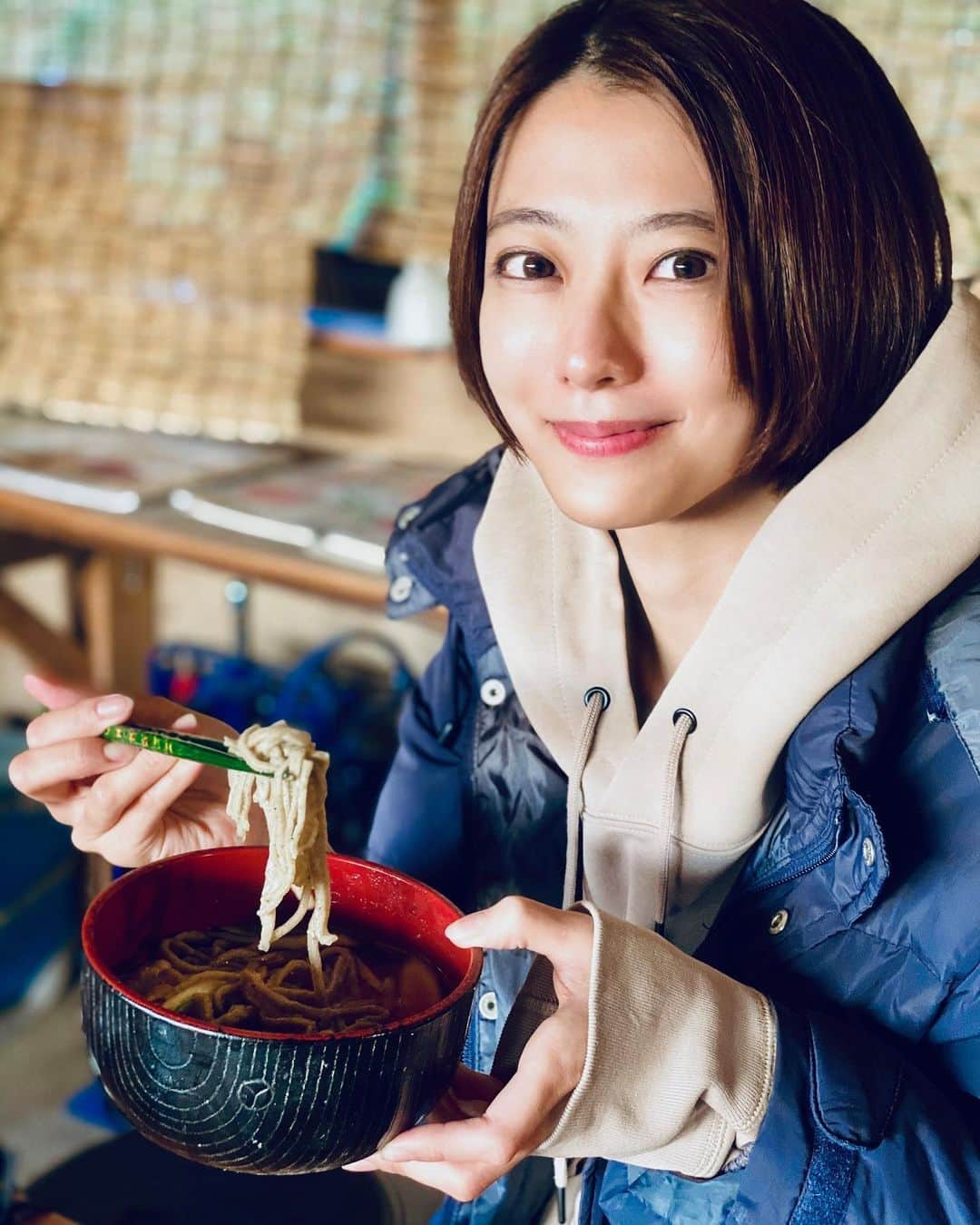 中村祐美子さんのインスタグラム写真 - (中村祐美子Instagram)「🍜﻿ ﻿ 今回、映画のロケでお世話になった佐賀県唐津市、観音の滝の近くにある蕎麦屋さん「観音茶屋夢屋」。﻿ ﻿ 茶屋って書いてあるけど、メニューは蕎麦と蕎麦がきのみ。﻿ ﻿ ここの十割蕎麦が最高に美味しい！！！﻿ ﻿ 美味しすぎて、あたたかいお蕎麦とざる蕎麦、両方いただいた🤤﻿ ﻿ 「水が美味しいからだよ」って言われたけど、職人の腕もあると思うんだ。﻿ ﻿ プライベートでまた来たいお蕎麦屋さんにランクインです🎊﻿ ﻿ #観音茶屋夢屋﻿ #茶屋 だがしかし #蕎麦屋﻿ #十割蕎麦﻿ ﻿ #佐賀﻿ #唐津﻿ #観音の滝﻿ #滝」12月17日 14時46分 - yumikonakamura.jp