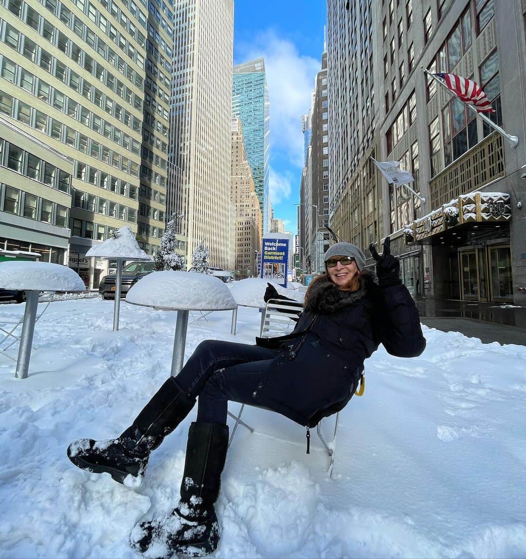 ニコールミラーのインスタグラム：「Loving the snow!」