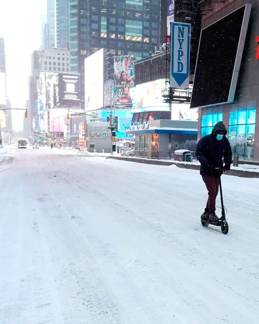 Primer Impactoさんのインスタグラム写真 - (Primer ImpactoInstagram)「La fuerte tormenta invernal en el noreste de #EEUU deja al menos dos muertos y cientos de accidentes y vuelos cancelados.  Desde el centro de #Pennsylvania hasta el sur de #NuevaYork y #Maryland la potente tormenta de nieve dejó acumulados de hasta 12 pulgadas.   Hasta el momento se han reportado dos muertos en Nueva York, hasta 200 choques automóvilísticos y más de 64,000 hogares sin electricidad.  Estas fotografías dan cuenta de la tormenta en la ciudad de Nueva York.  Espera a las 5pm/4c un reporte sobre la situación con nuestra reportera @nayelichavezgeller. Tambié tendremos el pronóstico del tiempo con @officialjackieg en #PrimerImpacto.   Fotos: TIMOTHY A. CLARY/ AFP vía Getty Images.」12月18日 1時38分 - primerimpacto