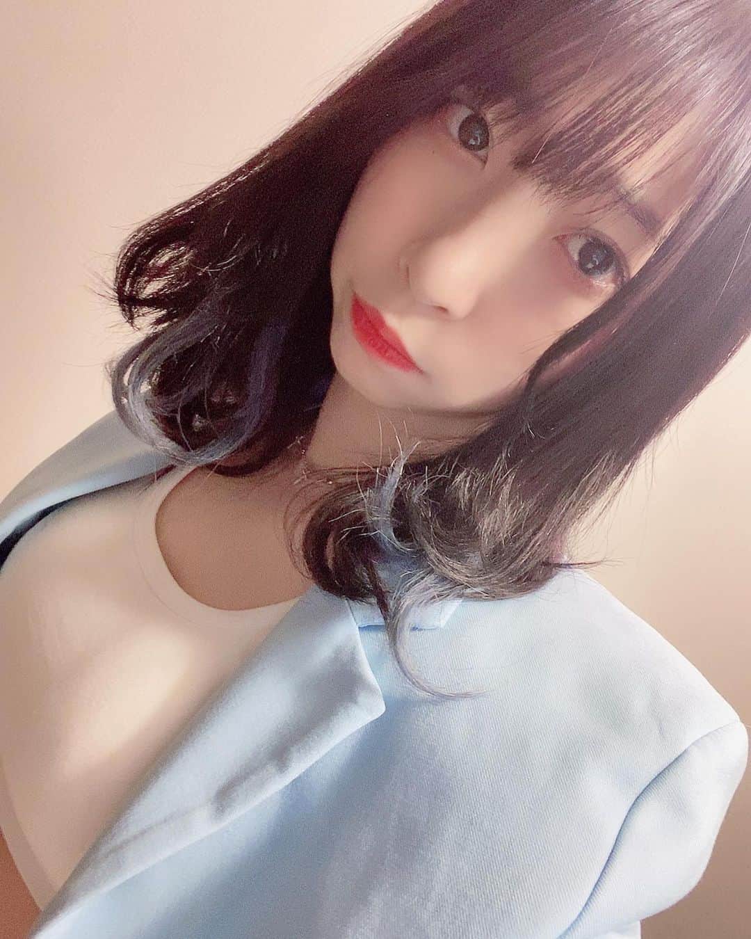 佐藤梨菜のインスタグラム：「エクステまたつけたいな💎  #エクステ #イヤリングカラー #blue #feam #idol  #いいね #フォロー #コメント大歓迎 #좋아요 #좋아요환영 #팔로우미」