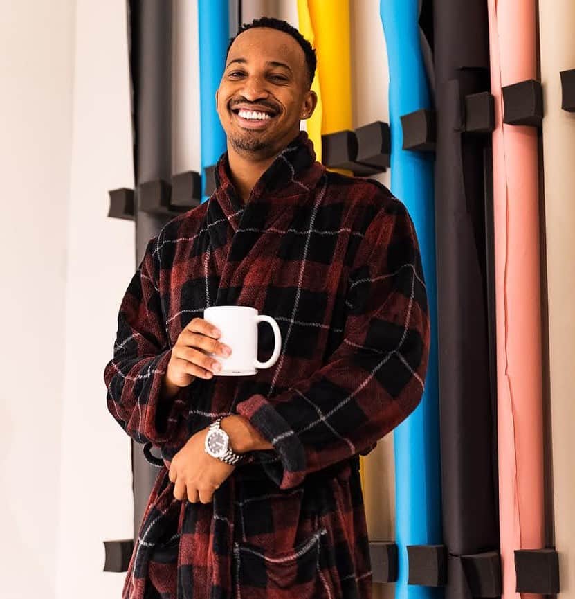 ペリーエリスのインスタグラム：「Get cozy and hit the couch with @christiancrosby in the Plaid Fleece Robe. #LifeReadySince1976」