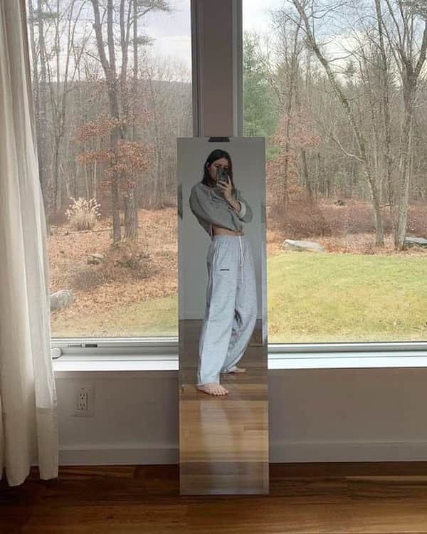 Urban Outfittersさんのインスタグラム写真 - (Urban OutfittersInstagram)「Escaped upstate with @laurareilly___ in iets frans... sweats, exclusively at UO. Link in bio! #UOonYou」12月18日 0時13分 - urbanoutfitters