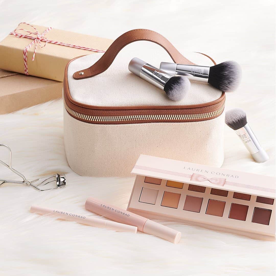 ロック&リパブリックのインスタグラム：「Make their holidays even more beautiful. ✨ Get your gifts in a flash with fast + free store pickup! Just tap to shop. #Kohls」