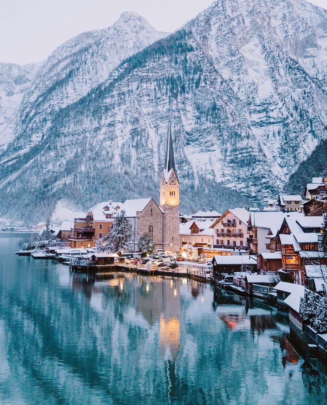 Lonely Planetのインスタグラム：「Winter wonderland.   📷 via @finduslost  📍Austria  #lonelyplanet #austria #hallstatt #winterwonderland」
