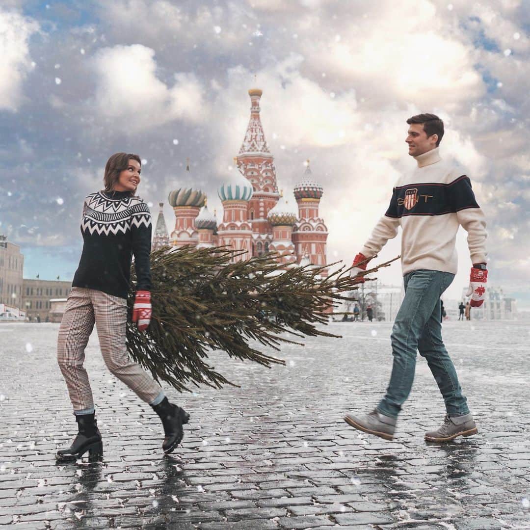 アレクサンドル・エンベルトのインスタグラム：「Вы уже купили ёлку?🎅 ⠀ Мы, да!🤩 Вот, несем домой!🤣 Последние пару лет наряжали искусственную, но в этом году решили вернуться к натуральной!🤗 ⠀ По-моему, Новый год - это просто машина времени какая-то! 😁 Стоило почувствовать запах хвои, как мои воспоминания перенесли меня в детство, когда покупка ёлки было классным семейным мероприятием! 👨‍👩‍👦‍👦 Потом мы вместе наряжали её и весь дом, надеясь что кошка не опрокинет ёлку, хотя бы до утра!😄 ⠀ Кто уже купил ёлку? Или может вы уже нарядили?☺️ ⠀  Photo by @marinabogumil  ⠀ #новыйгод #елка #москва #краснаяплощадь #гум」