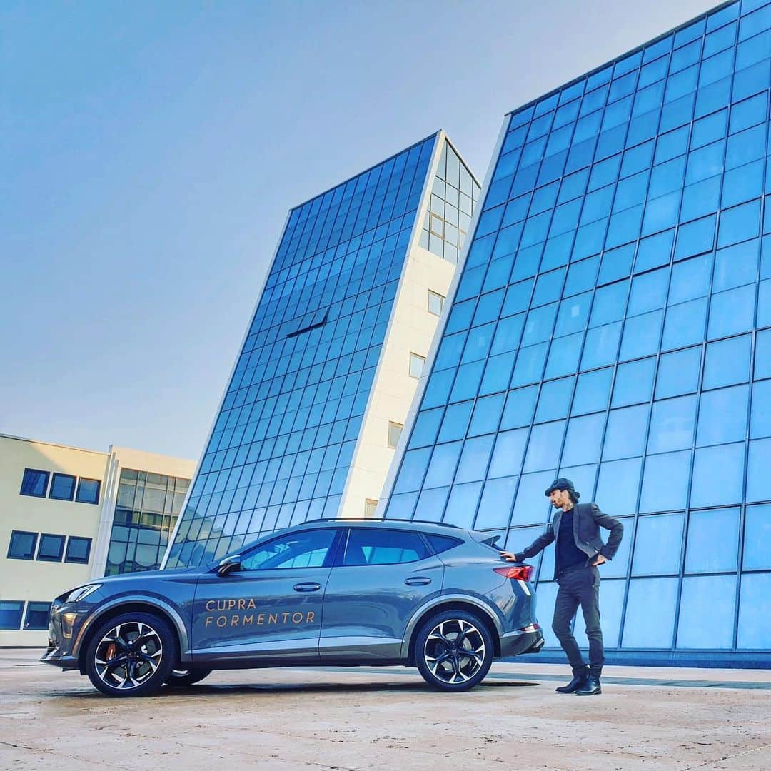 ルーカス・カストロのインスタグラム：「Pronto a partire con #CUPRAFormentor da @autopo_cupra_ferrara  con #CUPRA, ogni alba è l’inizio di un nuovo viaggio. #adv #autopocupra #cupragarageferrara #cupraferrara #cupra #formentor #prestazioni #cuoresportivo #ferrara」