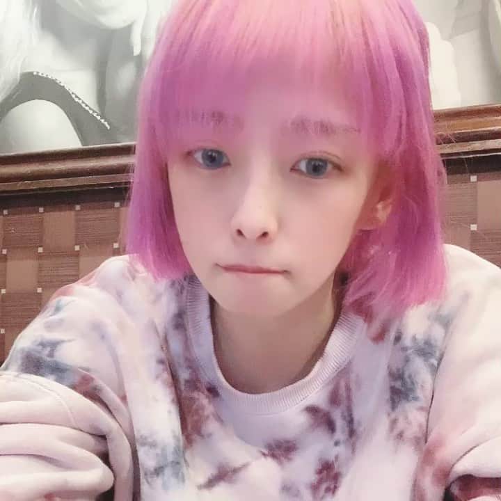 大谷雅恵のインスタグラム：「頭ピンクですが真面目です。」