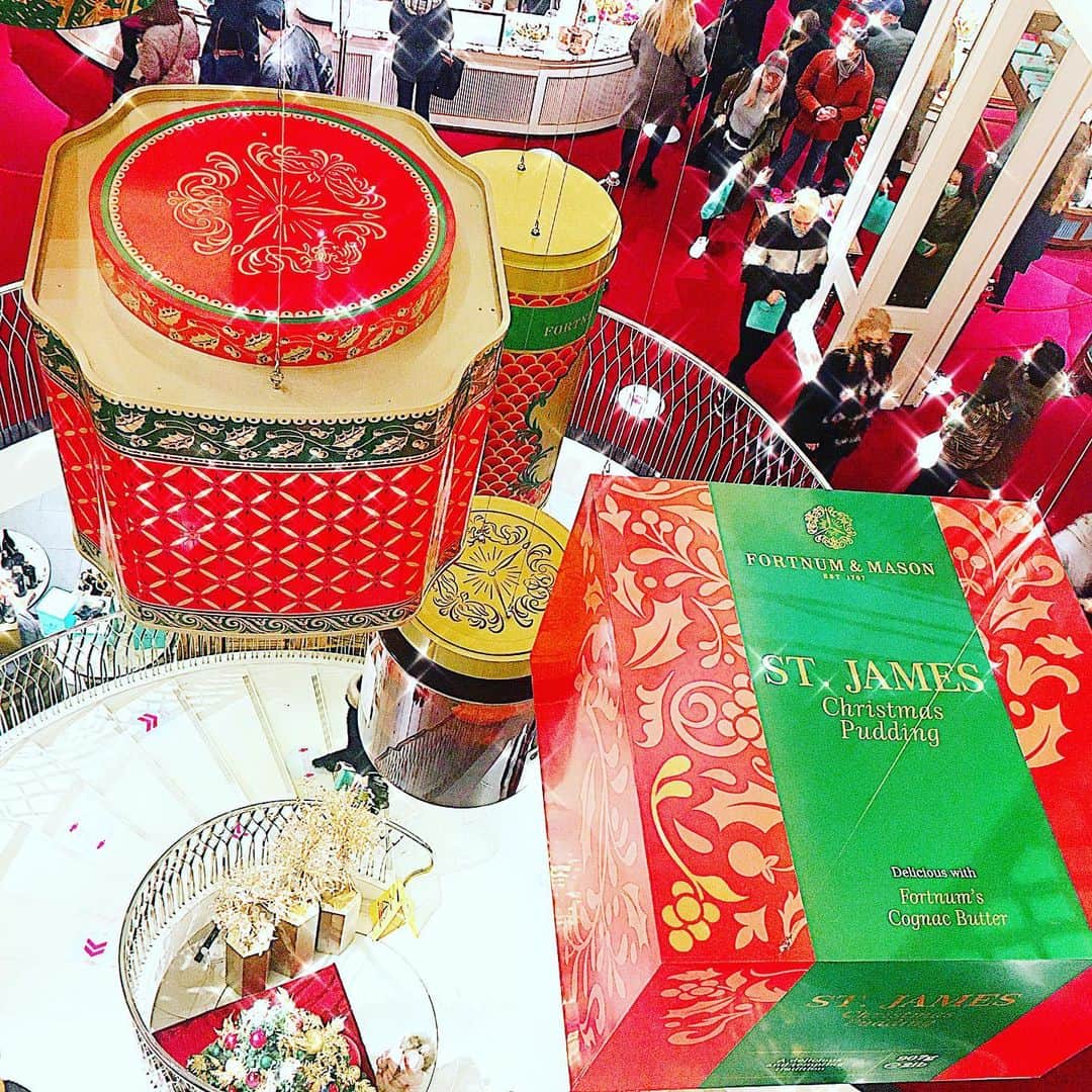のインスタグラム：「【Xmas限定品🇬🇧🎄✨】  フォートナム&メイソンは、英国王室御用達の紅茶やクッキー、ジャムが買えるデパート。  この時期限定のクリスマスパッケージが並びます🎄✨☺️  有料ラッピングもすごく可愛い✨  この日はギフト用にXmas限定品と、 自宅用にショートブレッド(チョコレートパール)とアップルシナモンカードを😌  ここに来ると幸せになれる☺️✨ * * * * * #london #uk #fortnumandmason  #londondiaries #londonlife #christmas #winter #gift #christmasgifts  #ロンドン　#イギリス　#ロンドン日記　#ロンドンライフ　#海外　#海外生活　#フォートナムアンドメイソン #クリスマス#クリスマスギフト　#ツリー　#渡辺枝里子」