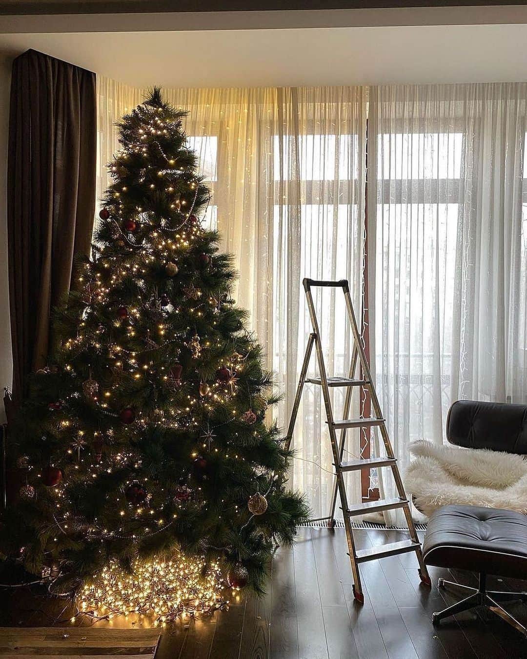 のインスタグラム：「just adding the final touches…🎄 📷: @nastya.mandrik」