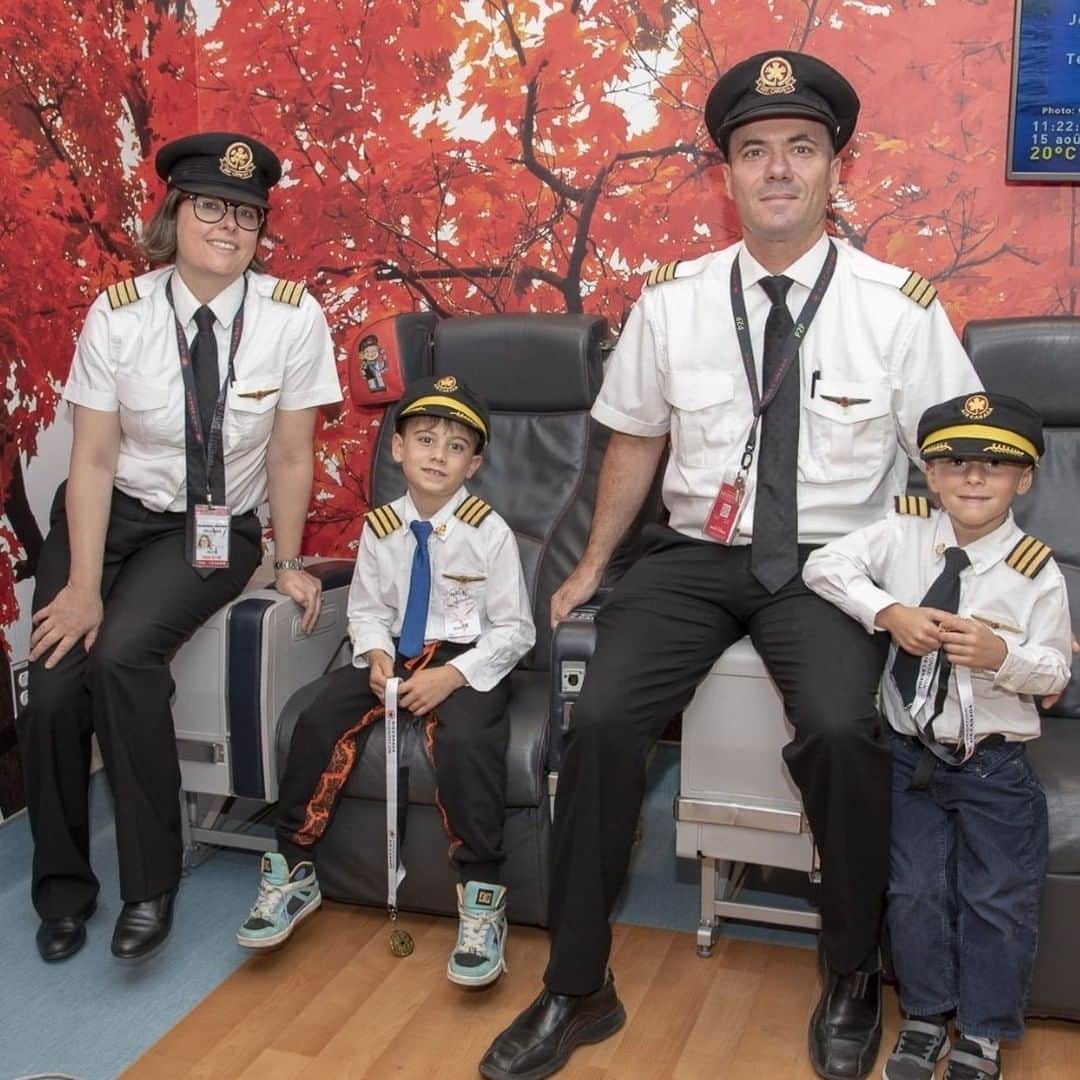 のインスタグラム：「First Officer Anne Moorhouse has been with Air Canada for 4 years. She loves her job and enjoys meeting new people: “The best part of my job is my colleagues. You get to meet somebody new almost every pairing, or maybe it’s somebody you’ve already flown with and you get to spend time with them again.”  Anne leads the Montreal chapter of the Wings of Courage program at the @shccanada. The program recognizes the courage of children fighting illness, allowing Air Canada Pilots to visit, participate in activities and present children with certificates and medals of courage for their bravery. Anne was approached by the @fondation_aircanada_foundation and agreed to help get the program up and running.  “What marked me about being involved with this program is how just a little visit can really change a child’s perspective, and can make them have a more positive outlook,” said Anne. “And also, how much passion my colleagues have had, and how they have just gone above and beyond and done some really wonderful things.” . . La première officière Anne Moorhouse travaille pour Air Canada depuis quatre ans. Elle adore son travail et faire de nouvelles rencontres. « Ce que j’apprécie le plus de mon travail, ce sont mes collègues, dit Anne. Je rencontre quelqu’un de nouveau presque à chaque courrier, ou parfois c’est une personne avec laquelle j’ai déjà volé et avec qui j’ai la chance de passer de nouveau du temps. »  Anne dirige la section montréalaise du programme Les ailes du courage à @SHCCanada. Le programme reconnaît le courage des enfants qui luttent contre la maladie, permettant à des pilotes d’Air Canada de visiter, de participer à des activités et de remettre aux enfants des certificats et des médailles de courage pour leur bravoure. Anne a été approchée par la @fondation_aircanada_foundation et a accepté d’aider à lancer le programme.   « Ce qui m’a marquée en participant à ce programme c’est à quel point une simple visite peut réellement changer la perspective d’un enfant et lui donner une vision plus positive. Il y a aussi la passion dont mes collègues ont fait preuve, la façon dont ils se sont surpassés et les choses vraiment formidables qu’ils ont accomplies. »」