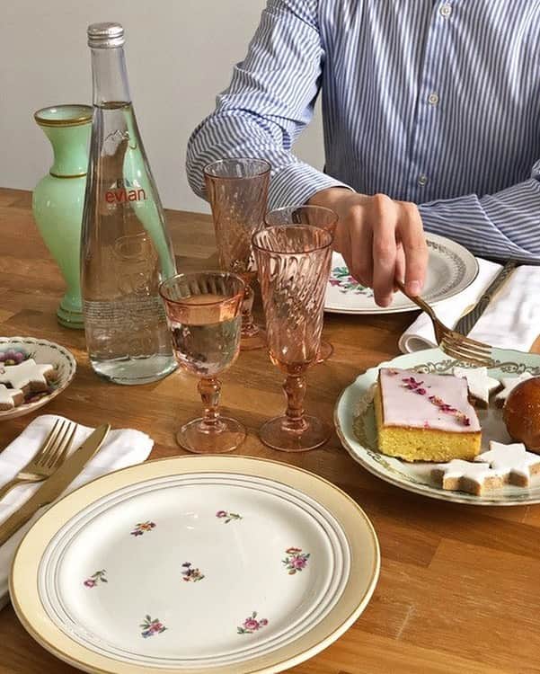 evianのインスタグラム：「While waiting for the new year to come, let’s take some time to celebrate all the good things like @pia_mbd who shares her perfect #eviantable.  #evian #evianwater #positivedrops #stayhydrated」