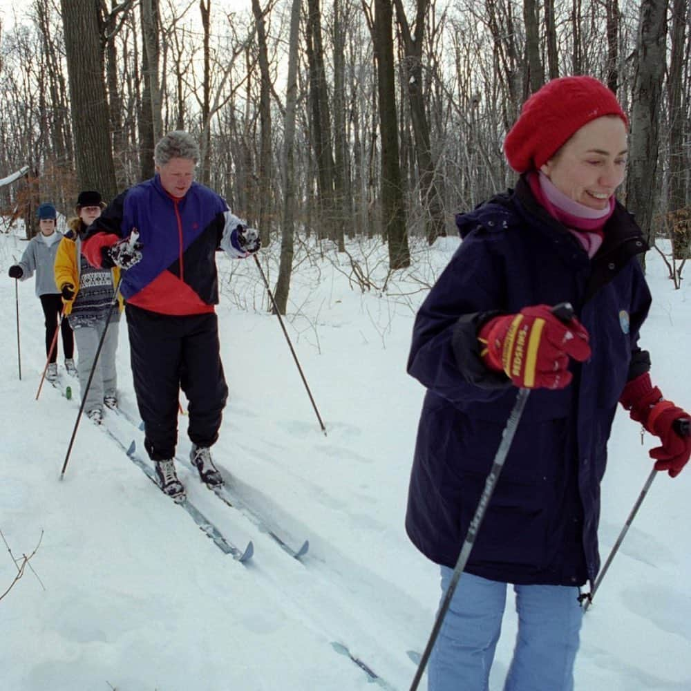 ヒラリー・クリントンさんのインスタグラム写真 - (ヒラリー・クリントンInstagram)「#tbt to a snow day at Camp David. We got over a foot overnight here in Chappaqua!」12月18日 0時41分 - hillaryclinton