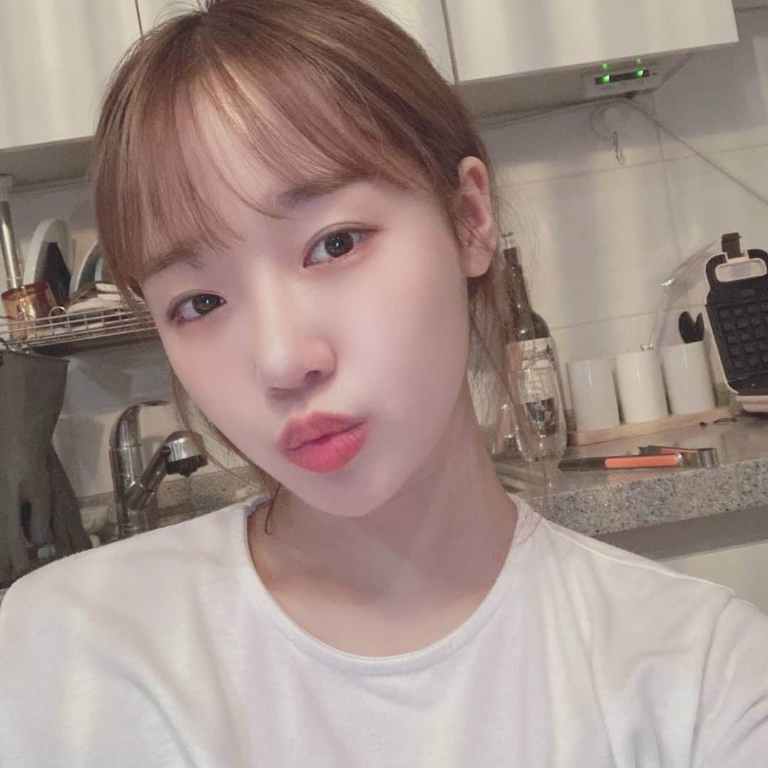 チェ・ユジョンのインスタグラム：「키링들이 많이 보고싶은 밤이다 사실 매일 보고싶지만😢 오늘은 특히 보고싶네 흑흑 잘자구 내꿈꾸3♡ #유정 🌻 #위키미키 #WEKIMEKI #CHOIYOOJUNG #최유정 #YOOJUNG」