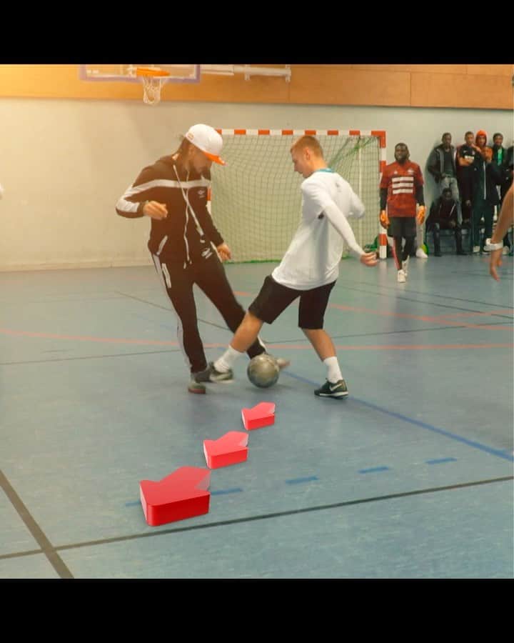 ショーン・ガルニエのインスタグラム：「🚨 NEW YOUTUBE VIDEO ONLINE 🚨   Highlight of the SEAN TOUR 🔥🔥🔥 Link in my bio ⬆️  #urbanballer #urbanball #Seantour #skills #panna #streetsoccer #freestyle #futsal #france #paris #redbull」