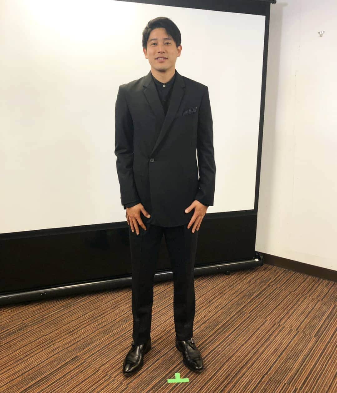 TBS「はやドキ！」のインスタグラム：「サッカー元 日本代表🎌﻿﻿ 内田篤人さんを直撃🎤﻿﻿ ﻿﻿ 内田さんは、LINE NEWS AWARDS 2020﻿﻿ アスリート部門を受賞🏆️﻿﻿ 長年にわたり日本サッカーの発展に貢献してきた功績などが評価されました✨﻿﻿ ﻿﻿ そんな内田さんに﻿﻿ ご家庭では奥さまが主導権を握っているのでは？と質問したところ﻿﻿ 「そんなことはないです！」とキッパリ否定していました！﻿﻿ ﻿﻿ 二人のお子さんには頭が上がらないそうで、﻿﻿ 娘に嫌われないパパになりたいと話していましたよ☺️﻿﻿ ﻿﻿ 内田さんありがとうございました！﻿﻿ ﻿﻿ ﻿﻿ 皆川﻿﻿ ﻿﻿ ﻿﻿ ﻿﻿ #内田篤人 さん﻿﻿ #直撃🎤﻿﻿ #はやドキ﻿﻿ #tbs」