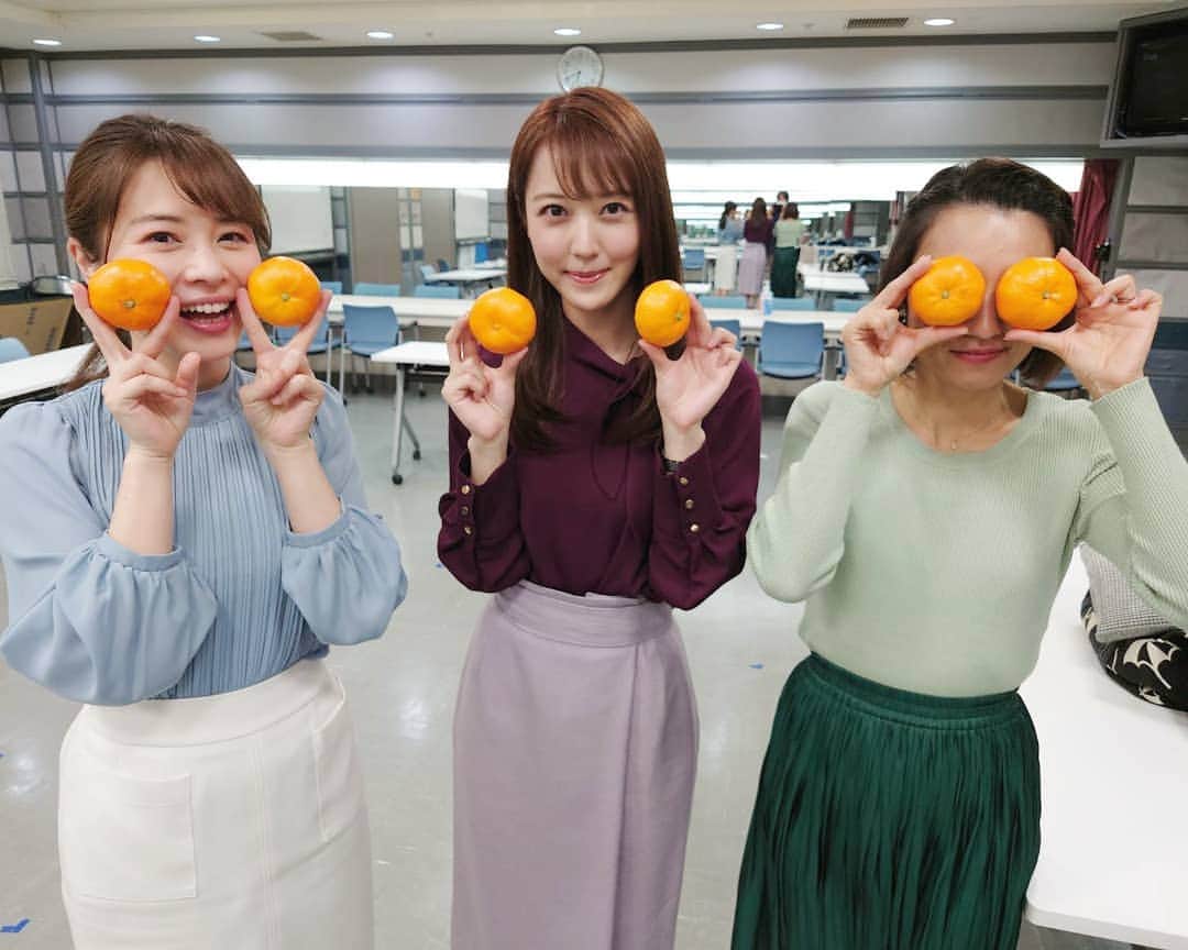TBS「はやドキ！」のインスタグラム：「冬といえば…﻿﻿ ﻿﻿ みかん🍊ですよね！﻿﻿ ﻿﻿ ﻿﻿ 上野さんに頂きました😄﻿﻿ 地元 熊本から送ってもらったそうです！﻿﻿ ﻿﻿ ありがとう～✨﻿﻿  ※写真を撮るときはマスクを外しています。 ﻿﻿ ﻿﻿ 皆川﻿﻿ ﻿﻿ ﻿﻿ #みかん 🍊﻿﻿ #ありがとう﻿﻿ #上野愛奈﻿﻿ #皆川玲奈﻿﻿ #アナウンサー﻿﻿ #池田沙耶香﻿﻿ #気象予報士﻿﻿ #はやドキ﻿﻿ #tbs﻿﻿ ﻿﻿」