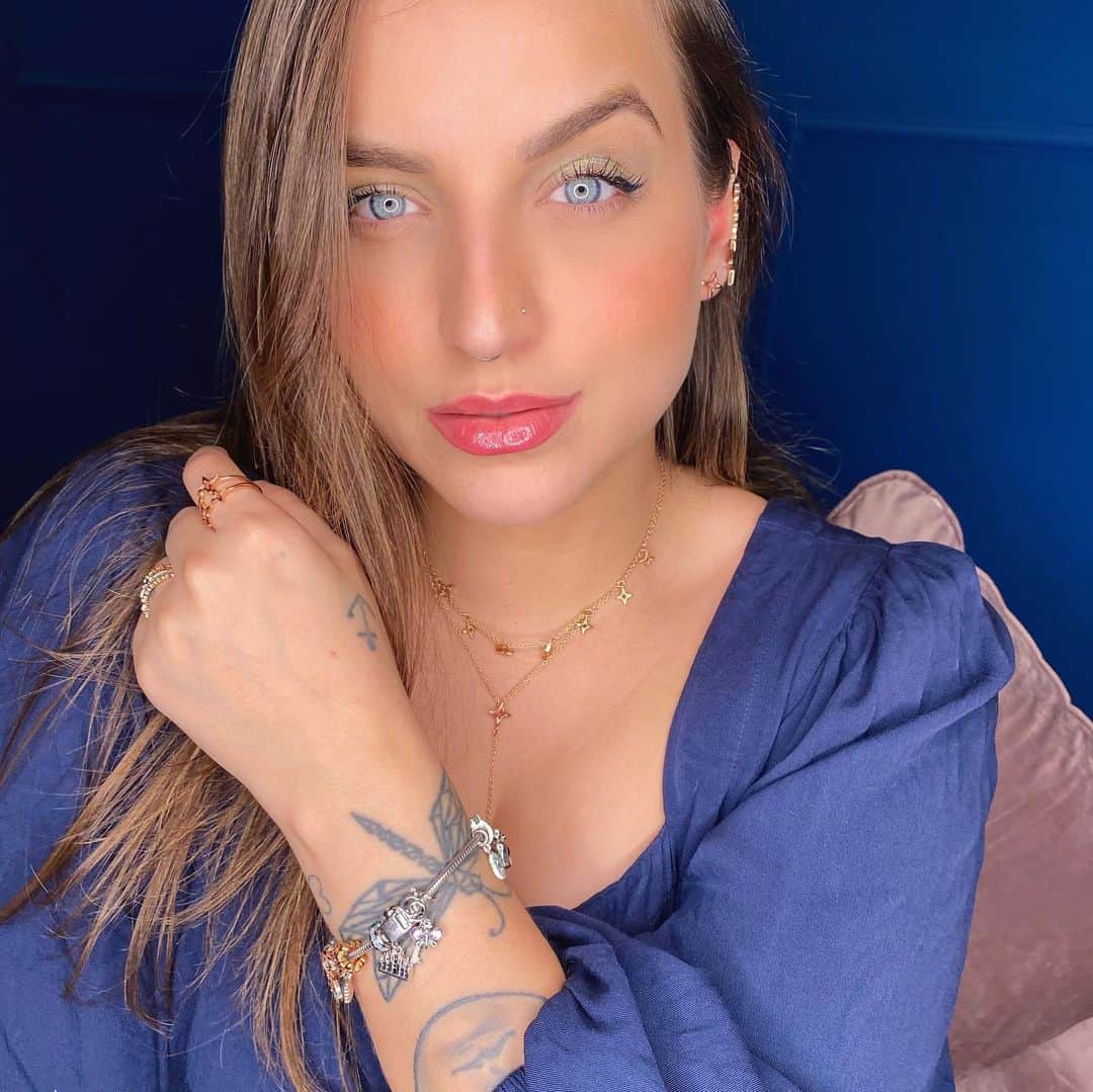 Bruna Unzuetaのインスタグラム：「Apego nessa coleção da @lifebyvivara aonde consigo traduzir os meus momentos preferidos em cada pingente✨e amo super ousar nos looks, criando várias composições com as jóias 💍  #LifeMoments #NatalLife #MeuMomento」